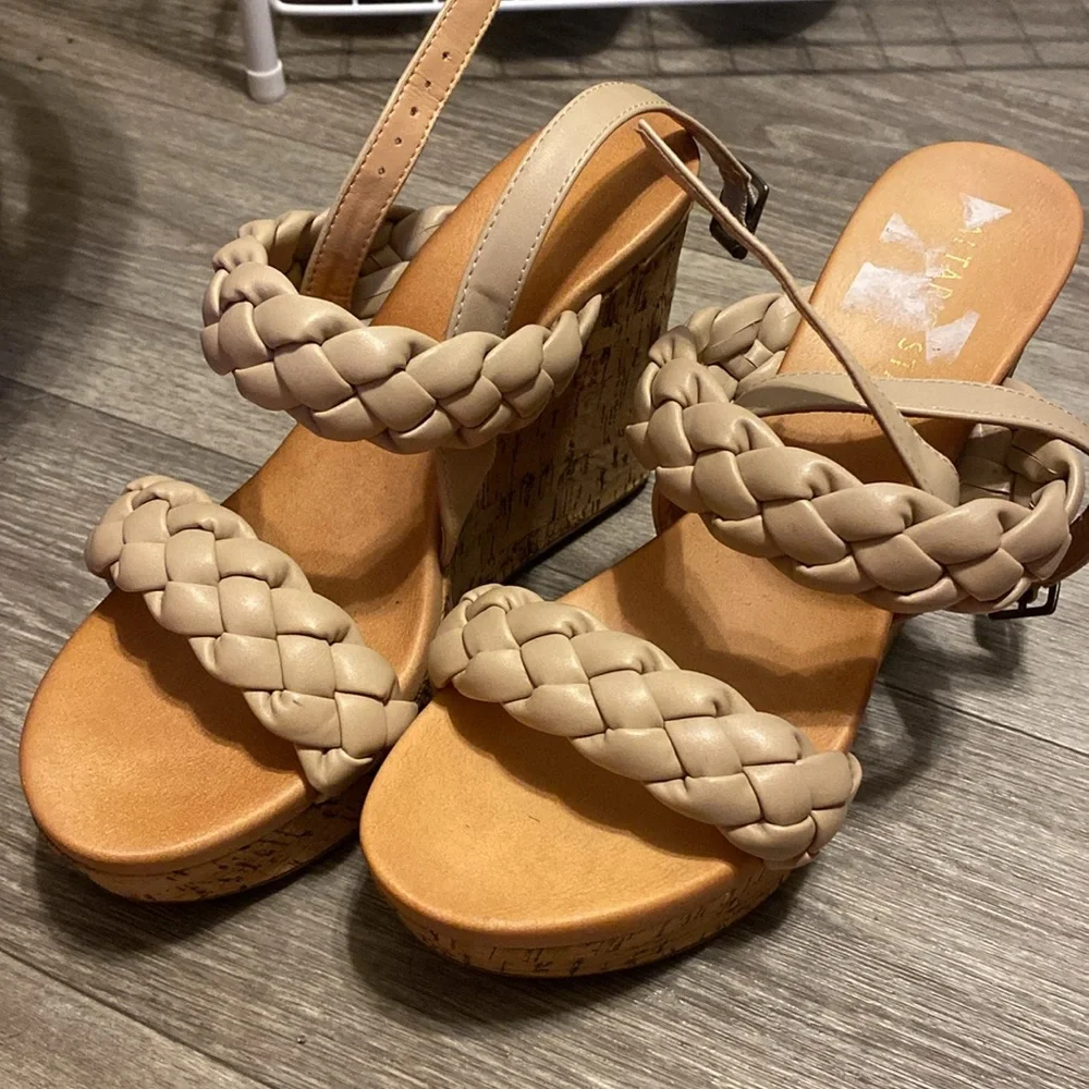 Wedge Heels - Picture 2 of 3